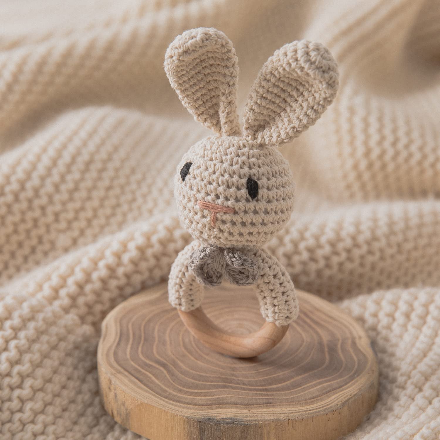 Wooden Baby Rattle Toys, Easter Bunny Rattle for Baby Crochet Bunny Rattle Toy Natural Wood, Shaker Rattle for Hand Grips, Boy Girl First Rattle Gift, Newborn Gifts (Bunny)